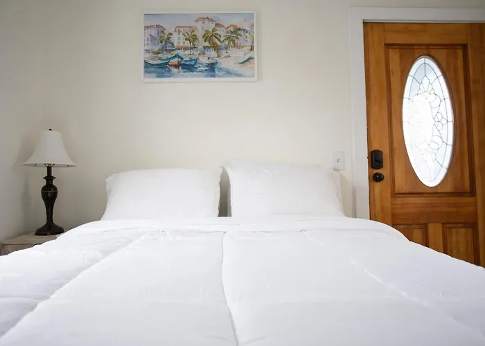 Cozy Studio - Blocks From The Ocean!