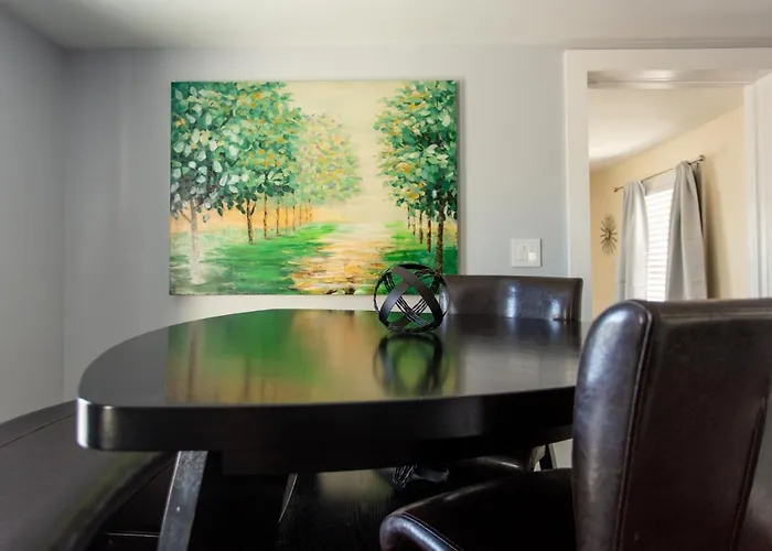 Cozy 2 Bedroom Home Minutes From Beach & Bars