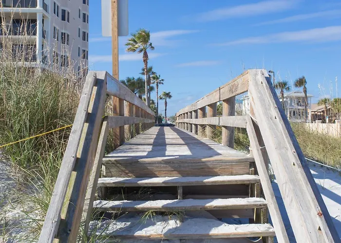 Cozy 2 Bedroom Home Minutes From Beach & Bars