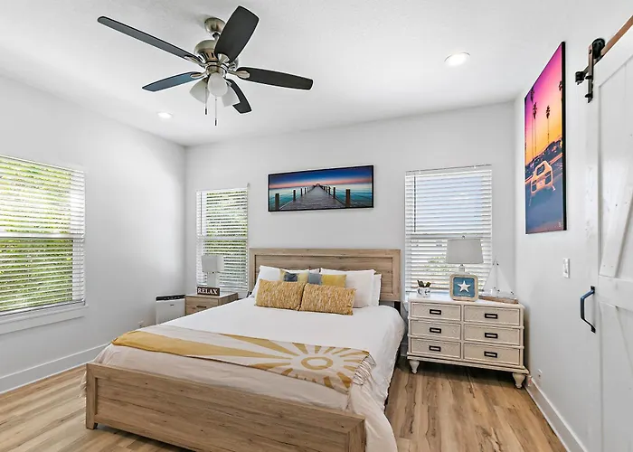 Jax Beach Hot Tub Retreat - Private Backyard - Fire Pit - Sleeps 8 - 5 Min To Beach