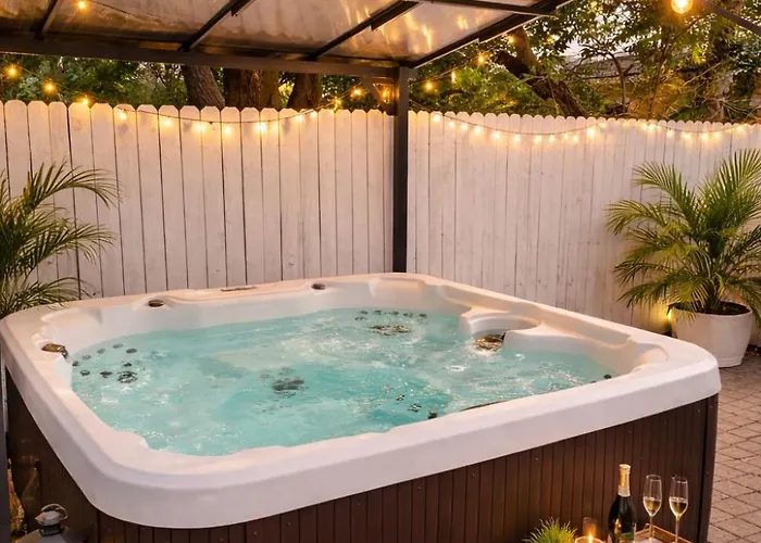 Jax Beach Hot Tub Retreat - Private Backyard - Fire Pit - Sleeps 8 - 5 Min To Beach